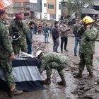 Tareas. Militares con canes amaestrados buscan a las personas desaparecidas en el aluvión.
