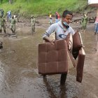 Limpieza. Las tareas de limpieza siguen en la zona del desastre.