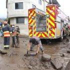 Elementos del Cuerpo de Bomberos , entre los 1.800 efectivos de distintas instituciones que trabajan en las tareas de limpieza de la zona.