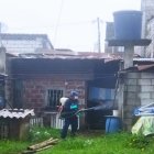 Trabajadores del Municipio se encargaron de limpiar el exterior de varias viviendas