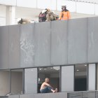 Hecho. La mayor parte del tiempo el ciudadano permaneció sentado al filo de la ventana.