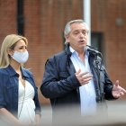 El presidente de Argentina, Alberto Fernández, junto a la primera dama, Fabiola Yañez