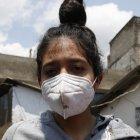 Una habitante del sector mientras los organismos de búsqueda trabajan en la zona.