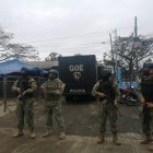 Soldados en los exteriores del centro penitenciario de Guayaquil, donde al momento se registran incidentes.