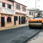 Maquinaria pesada trabaja en el reasfaltado de las calles del sur de Guayaquil