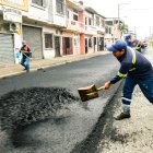Los trabajadores realizan los trabajos con palas para asfaltar los sectores del sur