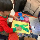 Educación. Samuel es uno de los niños que reciben clases desde casa con la ayuda elemental de sus padres.