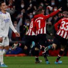 El delantero del Athletic Alejandro Berenguer (segundo de la derecha) celebra con sus compañeros tras marcar ante el Real Madrid.