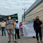 Habitantes de la ciudadela La Garzota cerraron la vía principal del sector para reclamar en contra de los parquímetros.