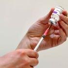 Una enfermera prepara una vacuna contra la COVID-19 /Piroschka van de Wouw. / EFE