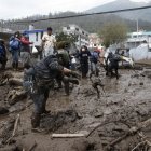 Acciones. Rescatistas y voluntarios luchaban ayer por retirar lodo y escombros, pero lo hacían con cautela.