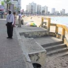 Los adoquines, las escaleras y barandas están rotas, despintadas y agrietadas. Sin vida.