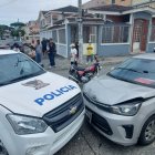 Los motorizados chocaron con el costado de un automóvil Kía, color plata, que iba en vía preferencial. Y el patrullero, que iba de cerca, impactó con la parte frontal del auto, en el que estaban cuatro personas, entre ellas un niño.