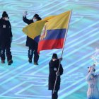 Sarah Escobar, deportista tricolor que participará en eslalon gigante, sostiene la bandera durante la ceremonia inaugural de los Juegos Olímpicos de Invierno, en Pekín.