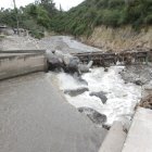 La basura que arrojan los ciudadanos afecta el flujo del cauce en las quebradas.