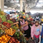 Mercado. En la Caraguay, ubicado al sur de Guayaquil, las personas recorren los puestos buscando ahorrar.