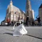 De a poco la población europea tendrá que ir dejando de usar mascarillas y volver a la normalidad.
 EFE/DANIEL NOVOTNY