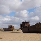 Barcos herrumbrados yacen sobre las arenas del antiguo puerto, del que se retiraron las aguas hace más de seis décadas. /DPA