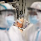 Tras dos años de pandemia, si algo nos ha enseñado la covid-19 es que “las pruebas, los tratamientos y las vacunas pueden evitar muertes, pero no detienen la propagación de los virus por todo el mundo y puede que nunca impidan la aparición de nuevos patógenos".