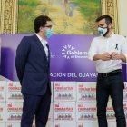 Gad Czarninski, presidente ejecutivo de la Corporación El Rosado, entrega a Pablo Arosemena, gobernador del Guayas, los kits alimenticios.