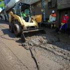 Organismos de búsqueda y rescate continúan con las labores de limpieza y remoción de escombros tras el aluvión del pasado lunes, en Quito (Ecuador).