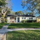 Fotografía cedida hoy por Heckler Realty Group donde se aprecia la casa de arquitectura de estilo español que tiene 200 metros cuadrados de espacio interior, con cinco dormitorios y 3 baños, y unos 700 metros de exteriores, situada en la costera ciudad de Gulfport, Florida, y que será la primera subasta de un NFT de bienes raíces en EE.UU.