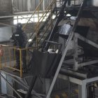 Incineración. Un elemento del grupo GEMA resguarda el proceso de quema en un horno del país.