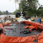 Trabajo. Las labores de limpieza del crudo derramado en Piedra Fina.