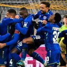 Piero Hincapié (derecha) festeja con sus compañeros uno de los cinco goles marcados en casa del Dortmund