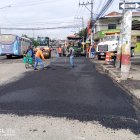 Obreros tapan las grietas de las calles de la Florida Norte.