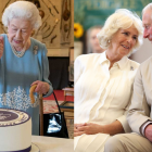 La reina Isabel II (izq) celebrando su aniversario 70 en el trono.