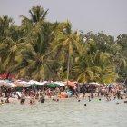 Turistas disfrutan de la playa en Boca Chica (República Dominicana), en una fotografía de archivo