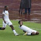 Samuel Angulo (derecha) celebra el gol de la victoria de Liga de Quito sobre Internacional de Brasil en el estadio Olímpico Atahualpa
