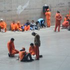 Trámite. Un interno es acompañado por un policía durante su diligencia legal en la cárcel de Cotopaxi.