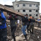 Solidaridad. Una cuadrilla de estudiantes universitarios cargan vigas en la zona cero. Ayudan a las familias a reconstruir las viviendas, tras la riada que dejó 28 fallecidos.
