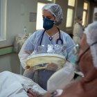 Trabajadores de la salud dan atención a pacientes con la covid-19 en la ciudad de Sao Leopoldo (Brasil), en una fotografía de archivo.