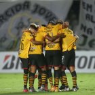 Jugadores de Barcelona de Ecuador celebran un gol, en una fotografía de archivo.