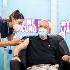 El presidente de Chile Sebastián Piñera, recibe la cuarta dosis de la vacuna contra la covid-19 en un centro de vacunación en la comuna de Futrono (Chile).