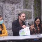 Documentos. El miembro de Yasunidos, Pedro Bermeo, muestra las ubicaciones de las plataformas A y B.