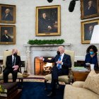 El presidente estadounidense Joe Biden dialoga con el canciller alemán, Olaf Scholz, en Washington. Drago