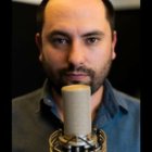 Adrián Kahlifé locuta para productos y marcas estadounidenses.