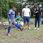Johnny mientras domina el esférico en uno de los calentamientos. Lo miran orgulloso su padre, Johnny Morales, y su mamá, Leonela.