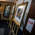 Material. Personal de la Interpol muestra obras de arte falsas secuestradas en diferentes operativos.