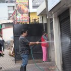 Varios propietarios de negocios se dedicaron a limpiar y restaurar las fachadas de sus locales.