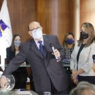 Sorteo. Ayer, el presidente de la CC, Hernán Salgado, escogió al azar un papel que lo hizo electo para salir junto con Ramiro Ávila y Agustín Grijalva.