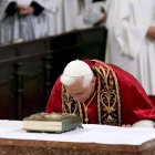 El, entonces, papa Benedicto XVI en la catedral de Freising, cerca de Múnich, en una de la misas que ofició durante su visita Baviera en 2006.