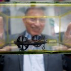 El doctor del laboratorio de instrumentación espacial (LINX) del Instituto de Ciencias Nucleares de la Universidad Nacional Autónoma de México (UNAM), Gustavo Medina Tanco, muestra una catapulta durante una entrevista con Efe, el 4 de febrero de 2022, en Ciudad de México. Unos diminutos robots que aterrizarán en la luna a mediados de año para estudiar su superficie gracias a un enorme esfuerzo de la Universidad Nacional Autónoma de México (UNAM) dan cuenta del ambicioso plan de México para impulsar su propia agenda aeroespacial. EFE/José Méndez