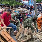 Soldados del Ejército de Colombia y rescatistas de la Defensa Civil, buscan sobrevivientes tras un deslizamiento de tierra causado por las fuertes lluvias que afectan la ciudad de Periera. Al menos seis personas murieron y otras 20 resultaron heridas por un deslizamiento de tierras causado por las lluvias que afectan a la ciudad colombiana de Pereira, capital del departamento de Risaralda (centro), informaron este martes fuentes oficiales. EFE/ EJERCITO DE COLOMBIA/SOLO USO EDITORIAL/ SOLO DISPONIBLE PARA ILUSTRAR LA NOTICIA QUE ACOMPAÑA (CRÉDITO OBLIGATORIO) /MÁXIMA CALIDAD DISPONIBLE