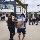 Uno por uno los agentes de la Policía llevaron a los sospechosos hasta el cuartel.