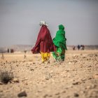 Dos mujeres caminan por la tierra árida de Somalilandia, en Somalia, donde la población vive las consecuencias de una severa sequía desde 2016. EFE/ Pablo Tosco/Archivo